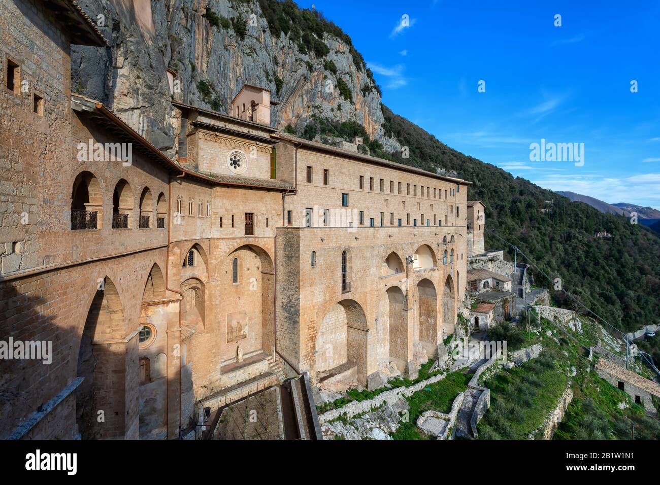 Kloster San Benedetto oder Heiligtum von Sacro Speco, einem alten Kloster der Benediktion, das sich auf dem Gebiet von Subiaco in der Nähe von Rom, Italien befindet. Stockfoto
