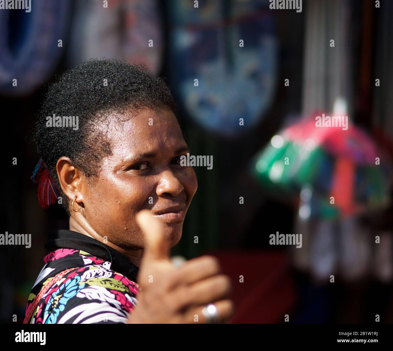 Papua-Frau-Verkäufer, die auf dem Pasar Reimu Markt in Sorong - Occidental Papua, Indonesien, arbeitet Stockfoto