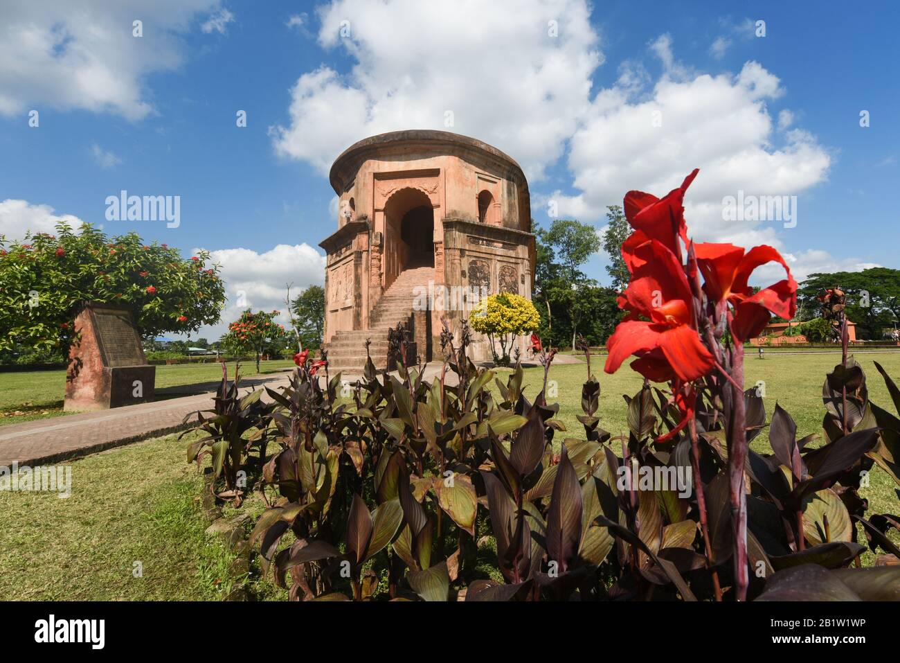 Der Rang Ghar der königliche Sportpavillon, in dem Ahom-Könige und Adelige Zuschauer von Spielen waren. Stockfoto