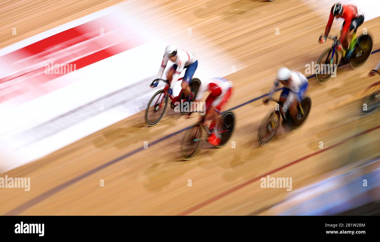 Großbritanniens Matthew Walls (links) während des Scratch-Rennens Der Männer am zweiten Tag der Rad-Weltmeisterschaft der Rennstrecke 2020 im Velodrom, Berlin. Stockfoto