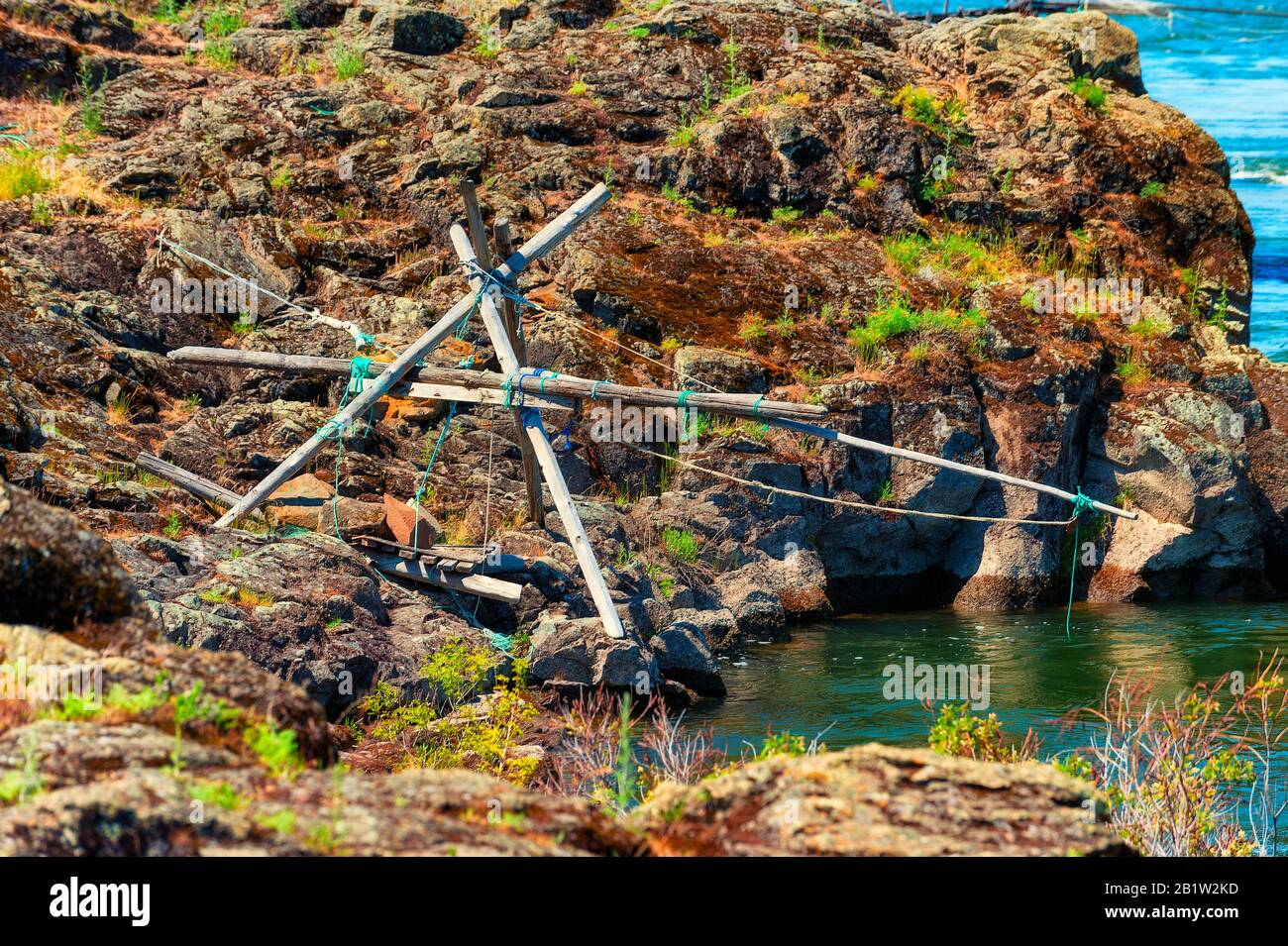 Indische Angelplattformen sägen die Ufer des Columbia River in The Dalles, Oregon Stockfoto