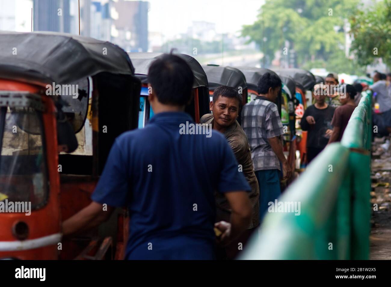 Taxifahrer in der Nachbarschaft von Batavia in Jakarta - Java, Indonesien Stockfoto