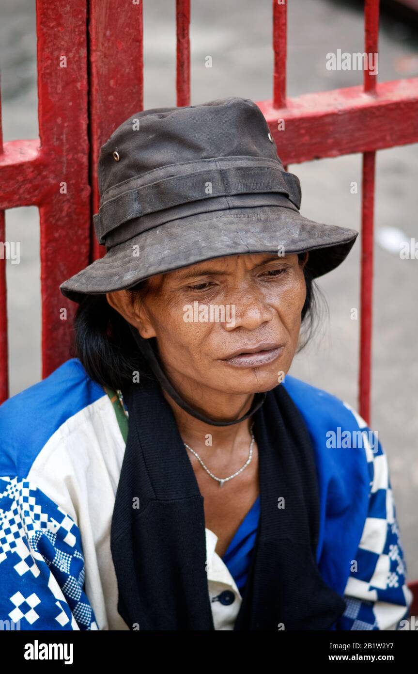 Indonesier sitzt auf der Straße in der chinesischen Nachbarschaft in Jakarta - Java - Indonesien Stockfoto