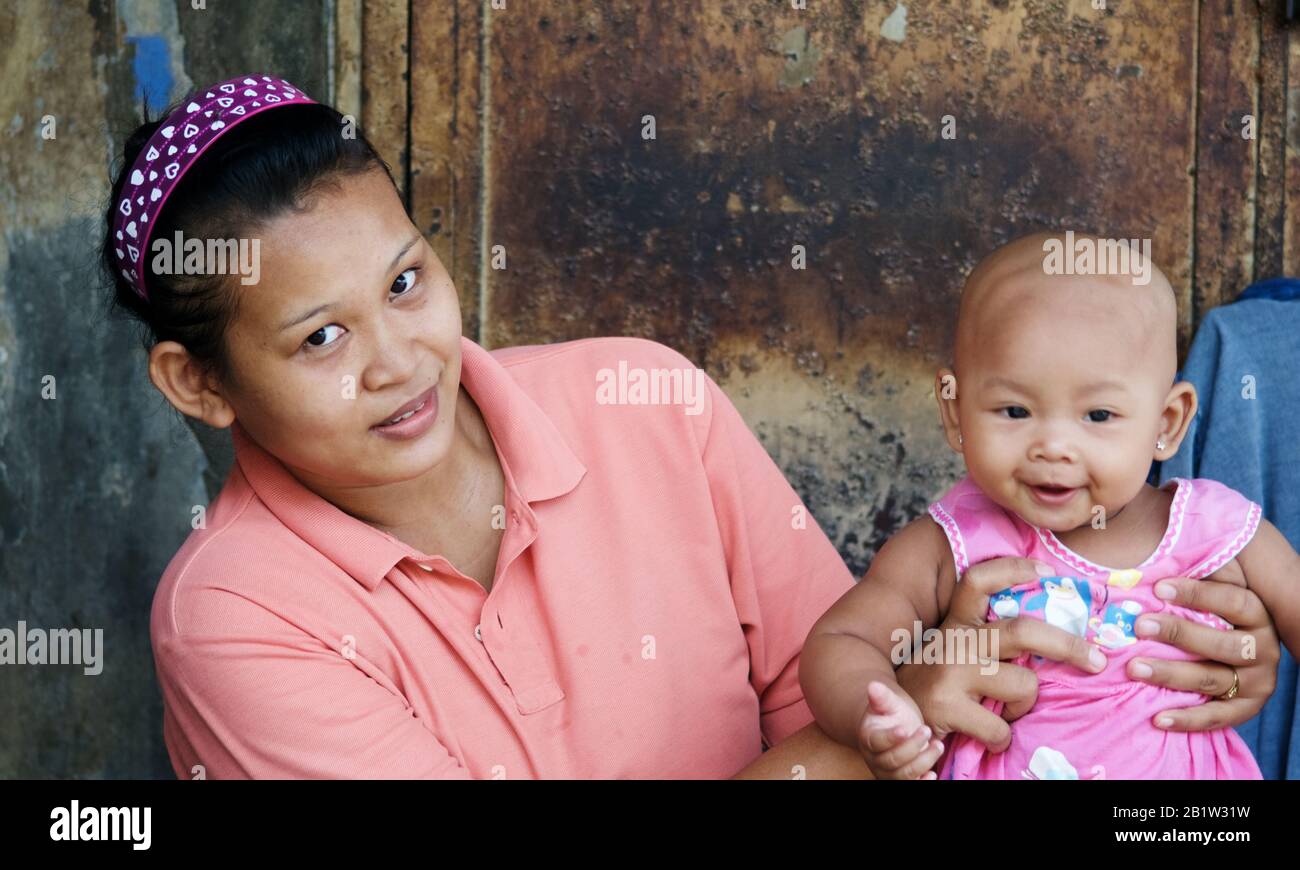 Indonesische Mutter und ihr Baby in Glodok, dem chinesischen Viertel in Jakarta - Java - Indonesien Stockfoto