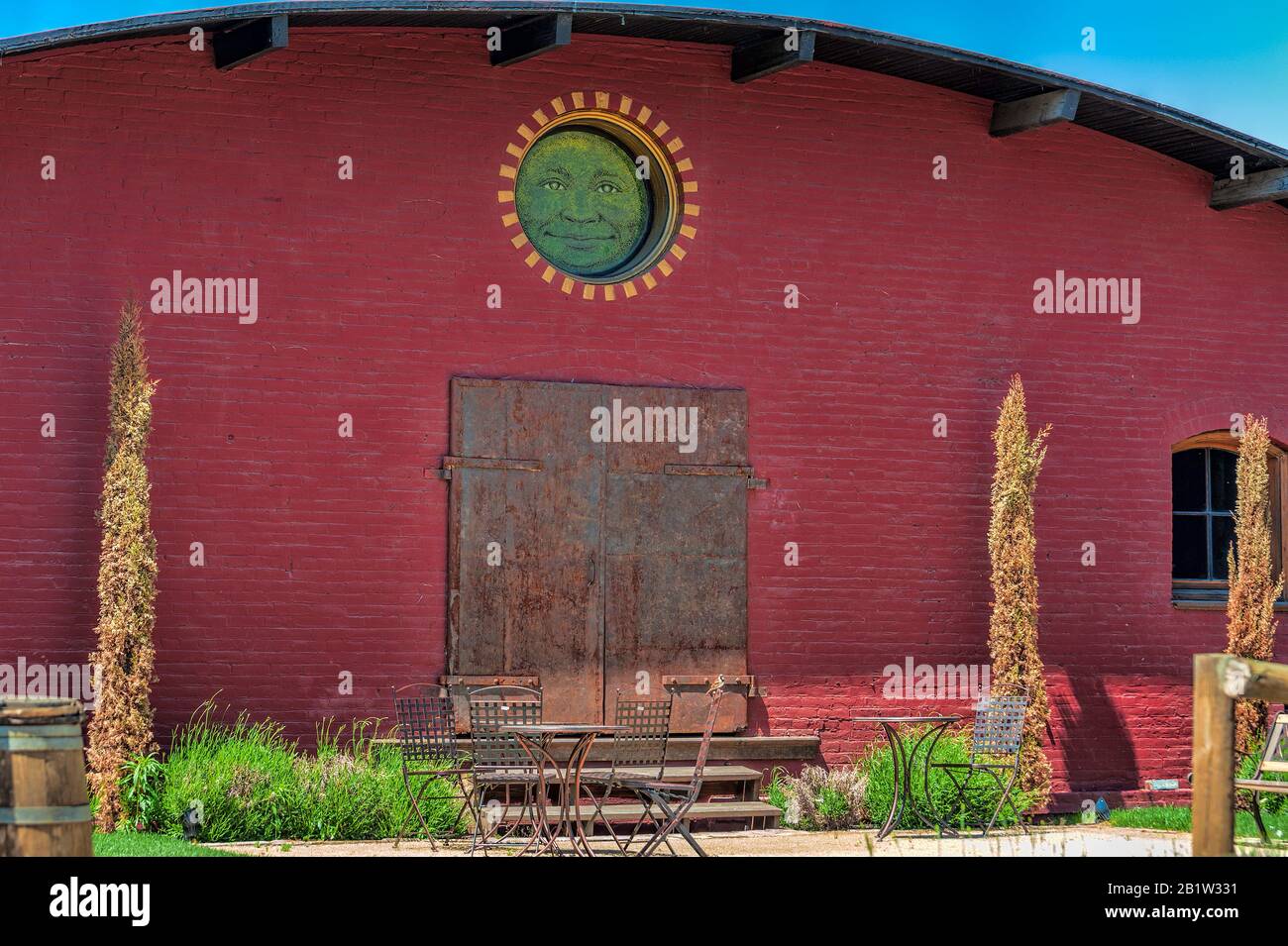 The Dalles, Oregon USA - 11. Mai 2014: Ein Teil eines Alten Grainery Standorts befindet sich heute im Besitz von Sunshine Mill Winery und ihren Sitzplätzen im Freien in The Dalles, Ore Stockfoto