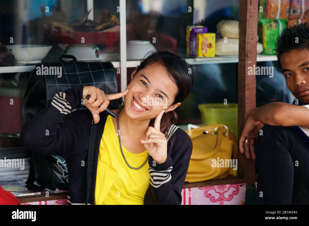 Indonesisches Mädchen lächelt in einem Geschäft auf einem Markt in Glodok, dem chinesischen Viertel in Jakarta - Java - Indonesien Stockfoto