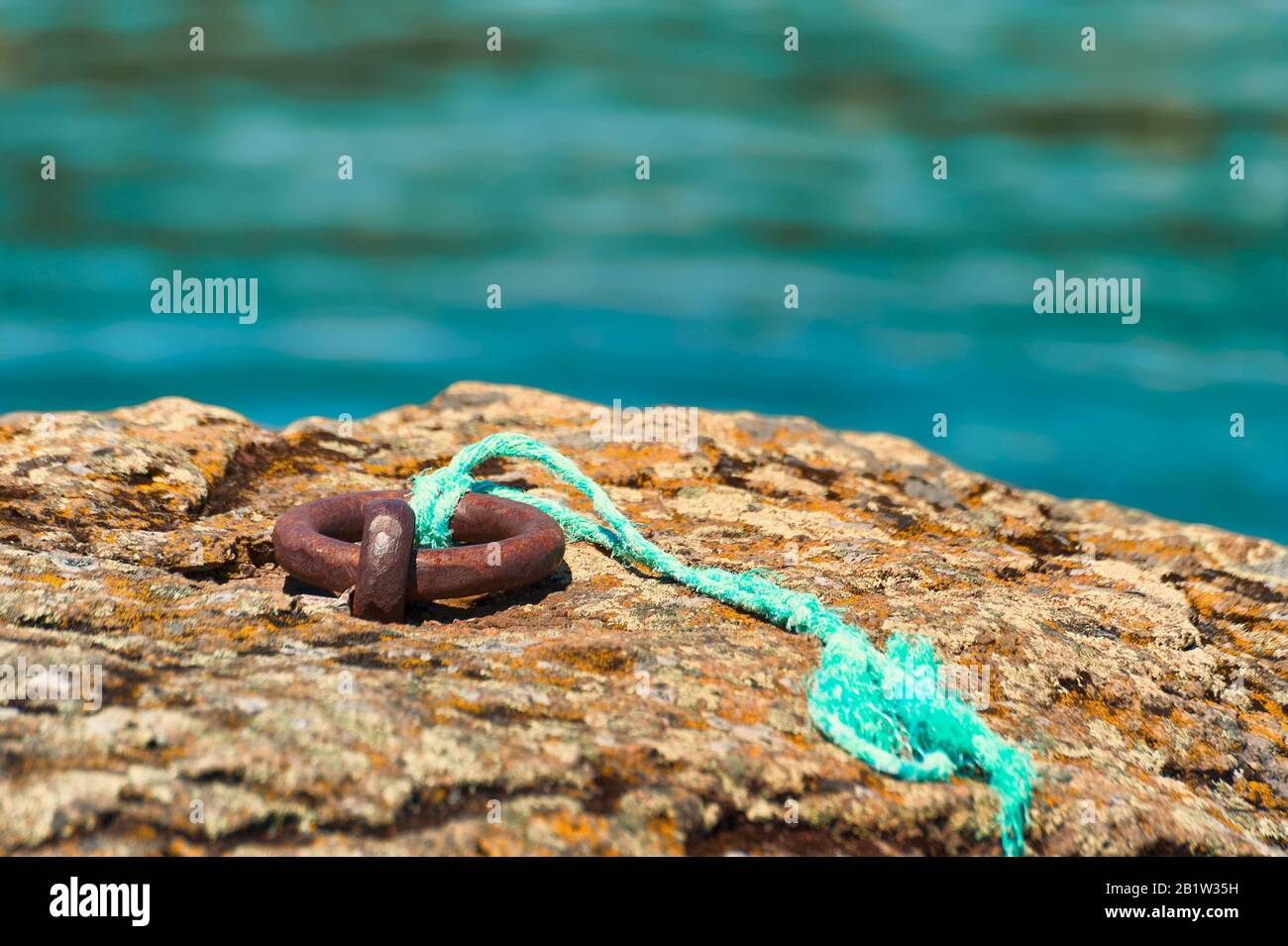 Nahaufnahme eines Eisenrings, der in den Felsen entlang der Ufer des Columbia River in The Dalles, Oregon, eingebettet ist. Diese Ringe werden von den Indianern für s verwendet Stockfoto