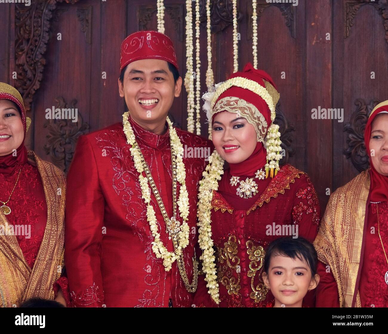 Verheiratete Menschen und Familien in einer traditionellen indonesischen Hochzeit in Glodok, dem chinesischen Viertel in Jakarta - Java - Indonesien Stockfoto