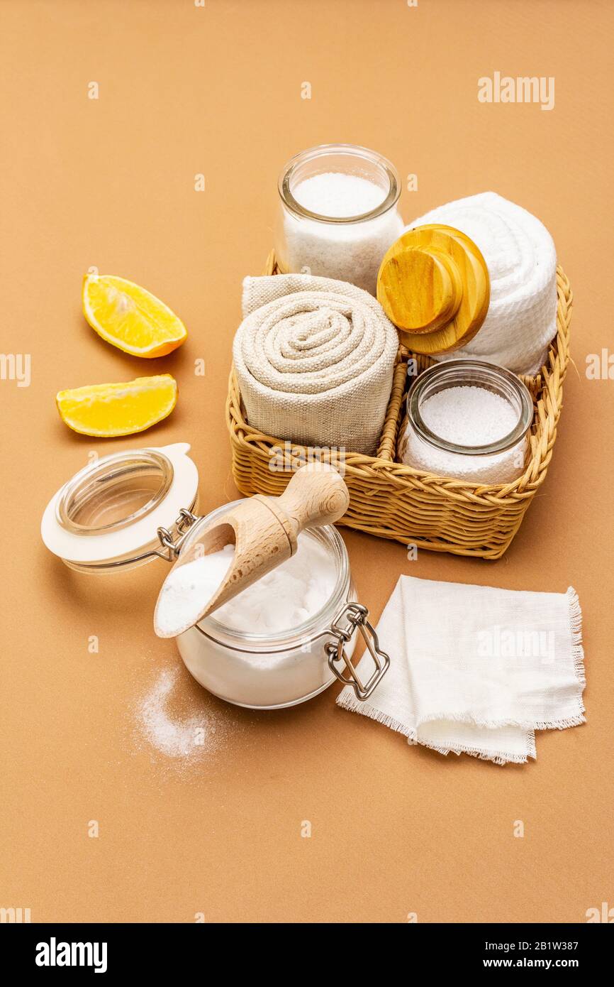 Keine Hausreinigung. Umweltfreundliches Produktangebot, Lifestyle-Konzept. Natürliche Zutaten, hellbeiger Hintergrund, Kopierbereich, Nahaufnahme Stockfoto