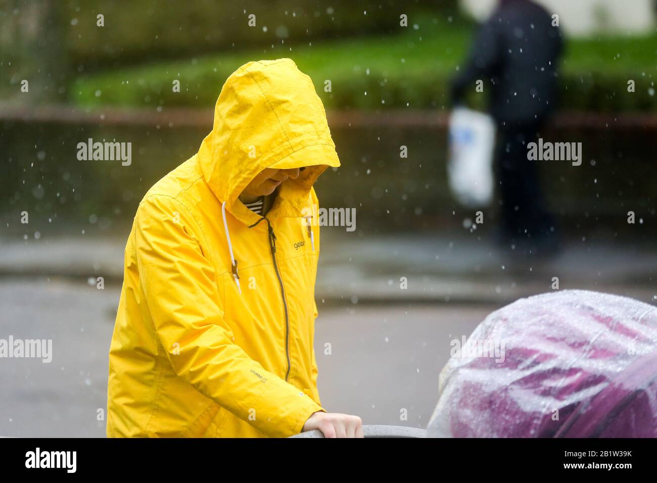 London, Großbritannien. Februar 2020. Eine Frau wird mit einem Kinderwagen gesehen, als im Norden Londons Schnee fällt. Kredit: Dinendra Haria/SOPA Images/ZUMA Wire/Alamy Live News Stockfoto