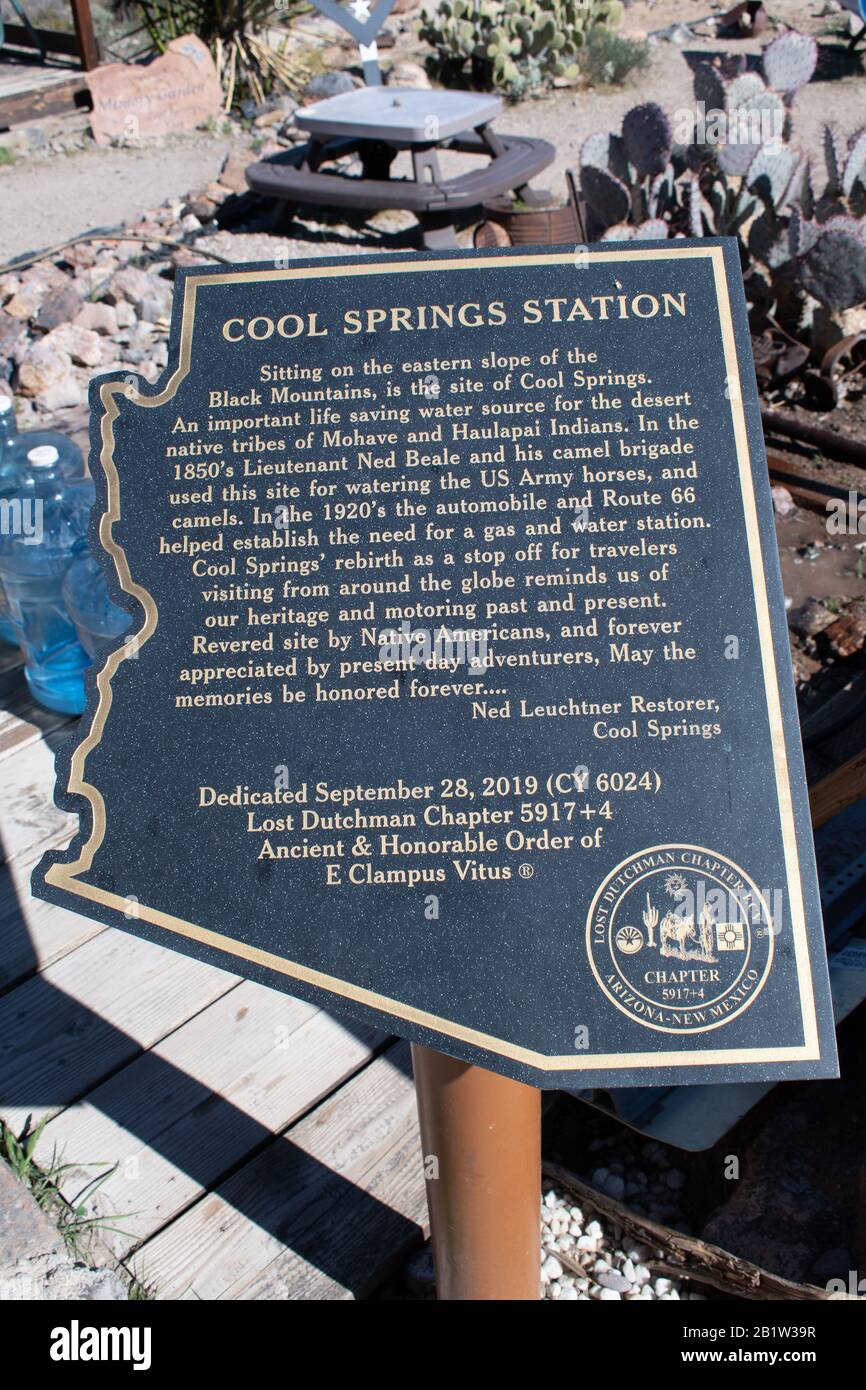 Clampers Plaque postete in Cool Springs, Arizona, und erzählte die Geschichte des Standorts als Wasserstopp im 19. Jahrhundert. Stockfoto
