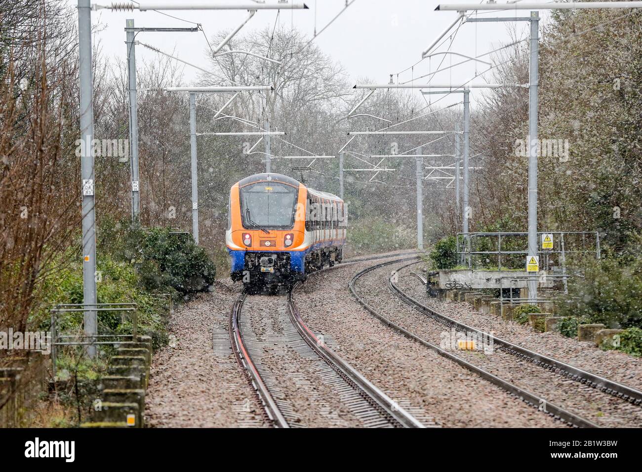 London, Großbritannien. Februar 2020. Im Norden Londons fährt ein London Overground Zug durch den Schnee. Kredit: Dinendra Haria/SOPA Images/ZUMA Wire/Alamy Live News Stockfoto