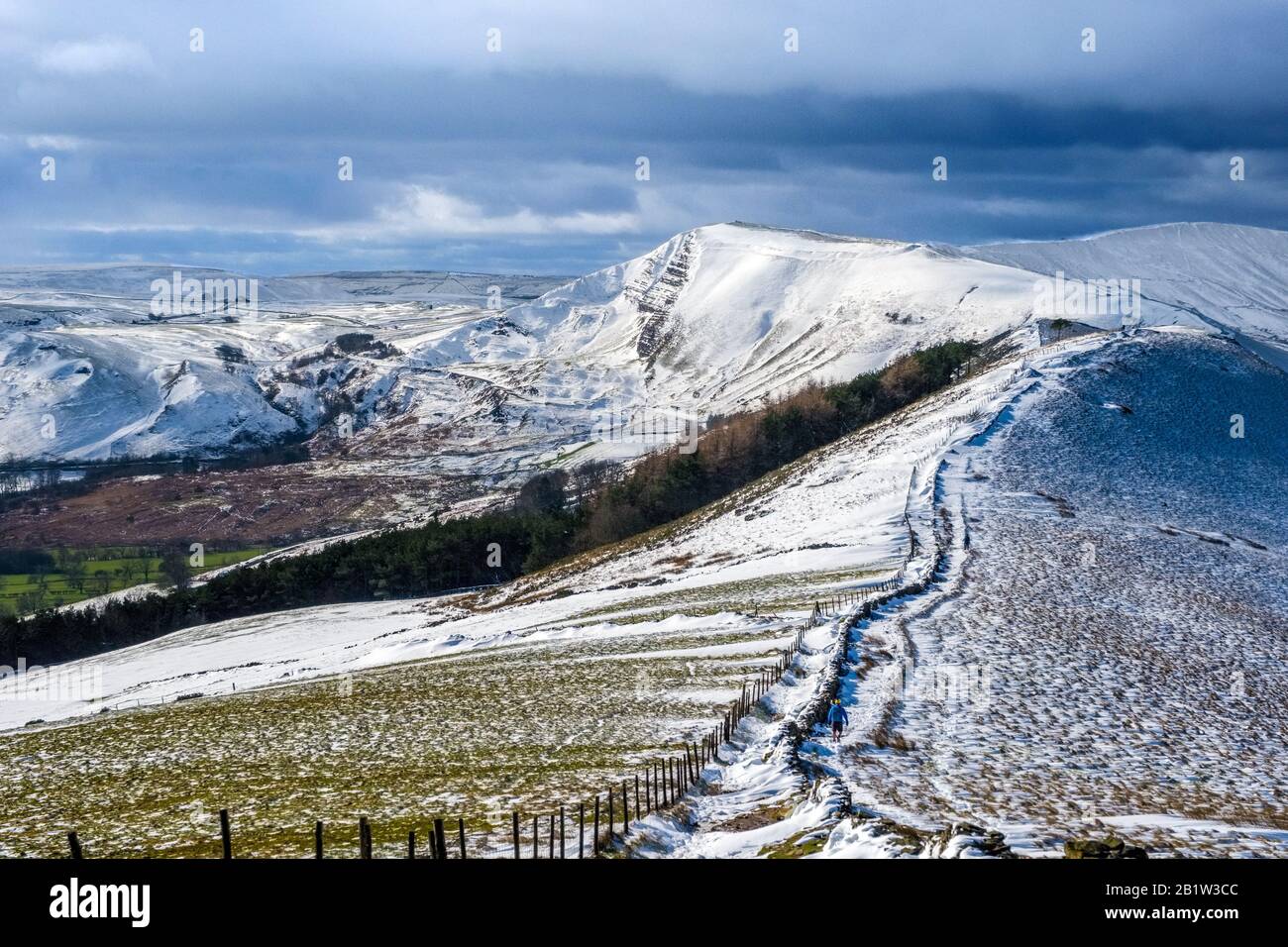 Winterblick entlang des Great Ridge in Richtung Mam Tor im Peak District National Park Stockfoto