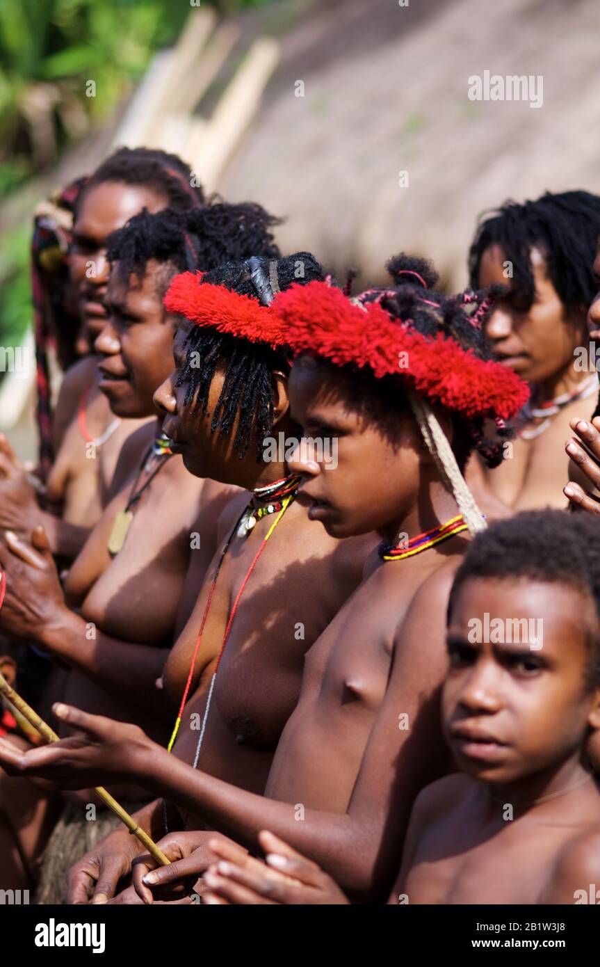 Papua-Traditional-Show von einem echten Dani-Stamm im Dorf Jiwika im Baliem-Tal - Occidental Papua, Indonesien Stockfoto