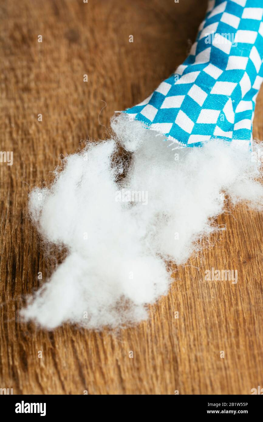 Weiches Spielzeug, das mit Kunstfaser-Schlagstoffen gefüllt ist. Stockfoto