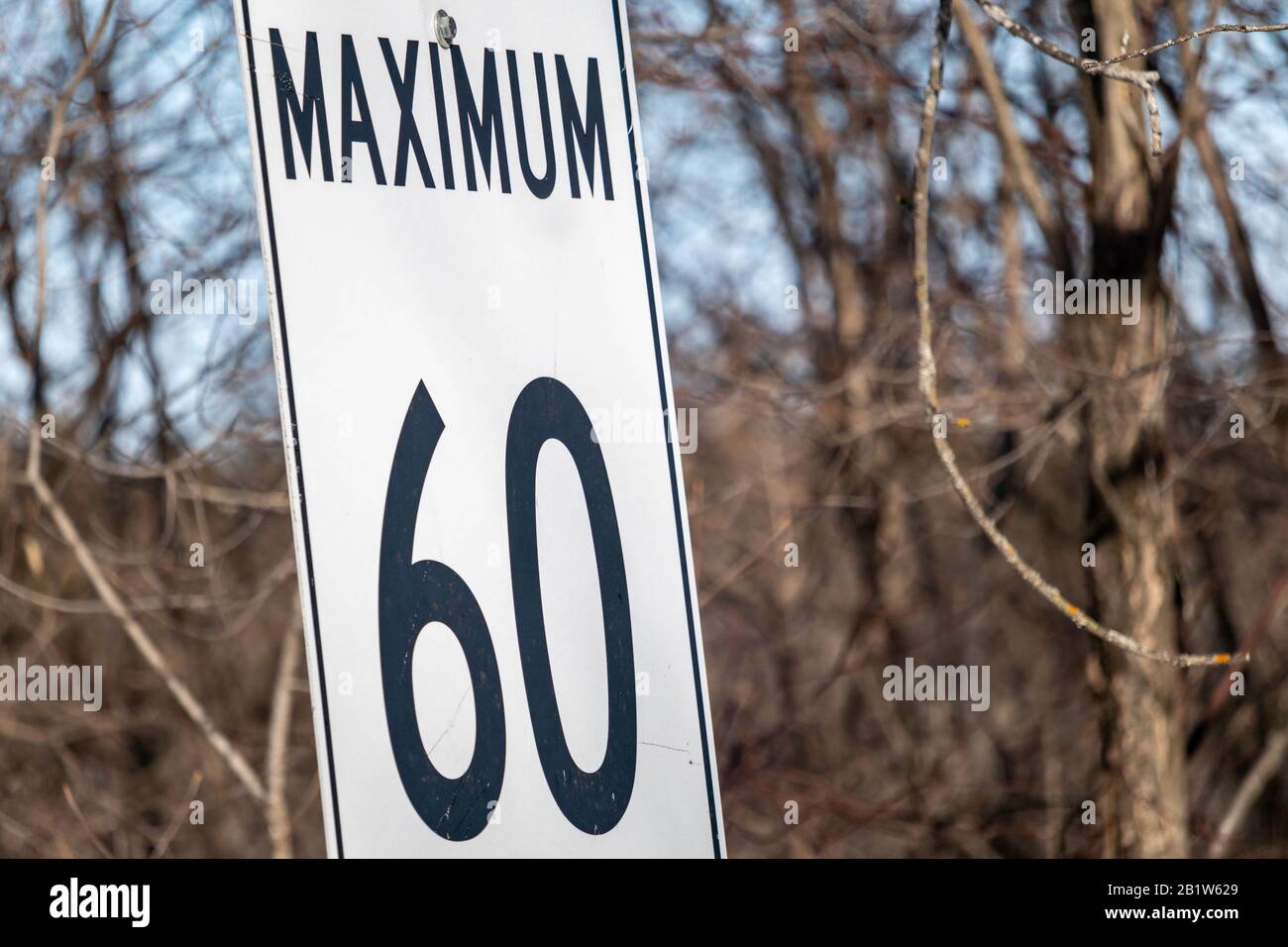 Ein Geschwindigkeitsbegrenzungszeichen wird in einem Rahmen positioniert, um das Wort "Maximum" und die Zahl sechzig (60) anzuzeigen, es wird jedoch keine Maßeinheit angezeigt. Stockfoto
