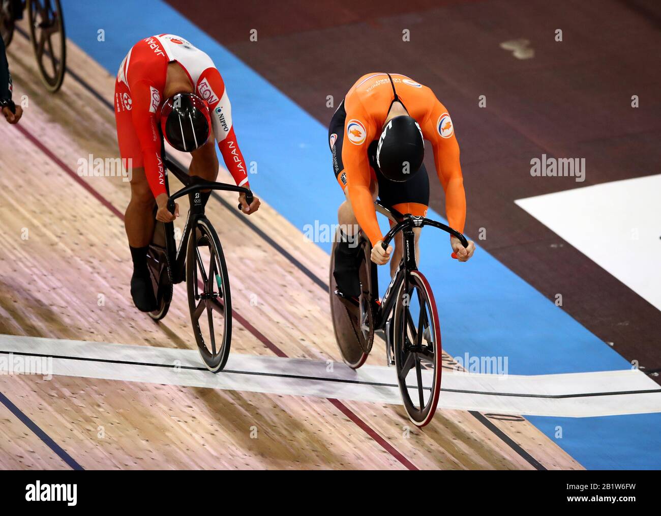 Die niederländische Harrie Lavreysen gewinnt das Keirin-Finale Der Männer am zweiten Tag der Rad-Weltmeisterschaft 2020 im Velodrom, Berlin. Stockfoto