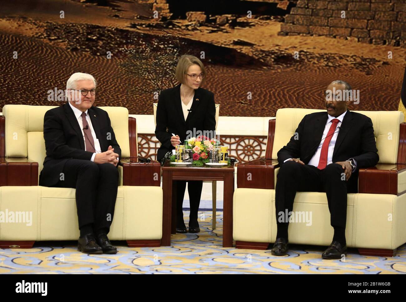 Khartum, Sudan. Februar 2020. Der Vorsitzende des sudanesischen souveränen Rates Abdel-Fattah Al-Burhan (R) trifft sich am 27. Februar 2020 mit dem deutschen Präsidenten Frank-Walter Steinmeier (L) in Khartum im Sudan. Sudan und Deutschland haben am Donnerstag ihre Bereitschaft zur Verbesserung der bilateralen Beziehungen zum Ausdruck gebracht. Credit: Mohamed Khidir/Xinhua/Alamy Live News Stockfoto