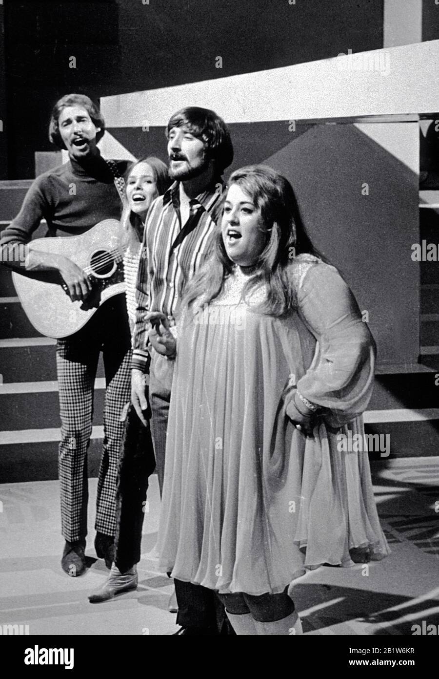 John Phillips, Michell Phillips, Mama Cass Elliot, Denny Doherty, (The Mamas and the Papas) Performing, 1970 File Reference # 33962-262THA Stockfoto