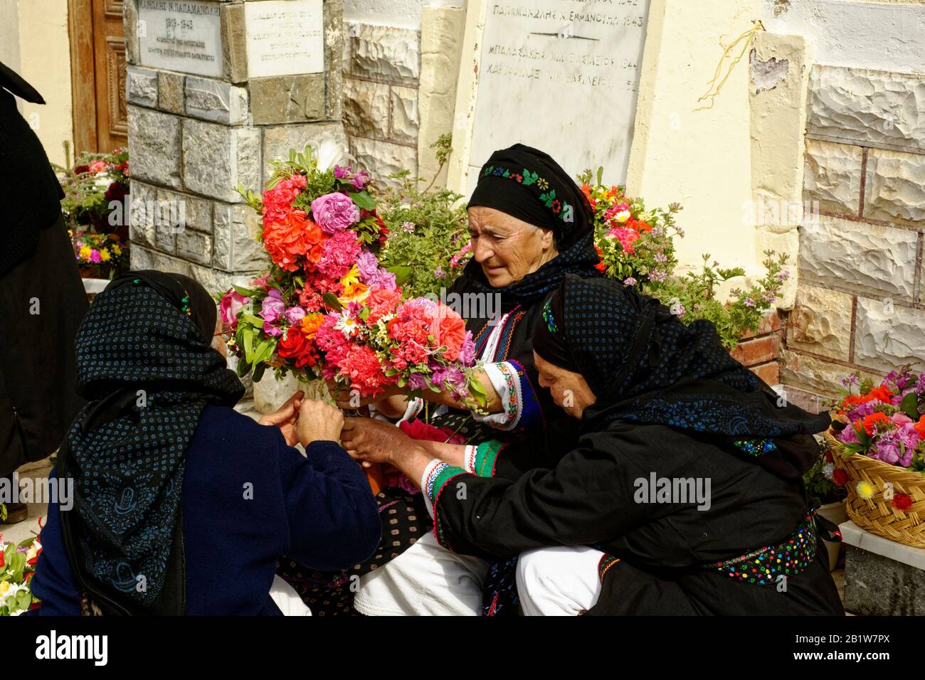 Olympos, Insel Karpathos/Griechenland - Ostern, am heiligen freitag bringen alte Frauen Blumen mit, um das Grab Christi zu bedecken, das den epitaphios enthält Stockfoto