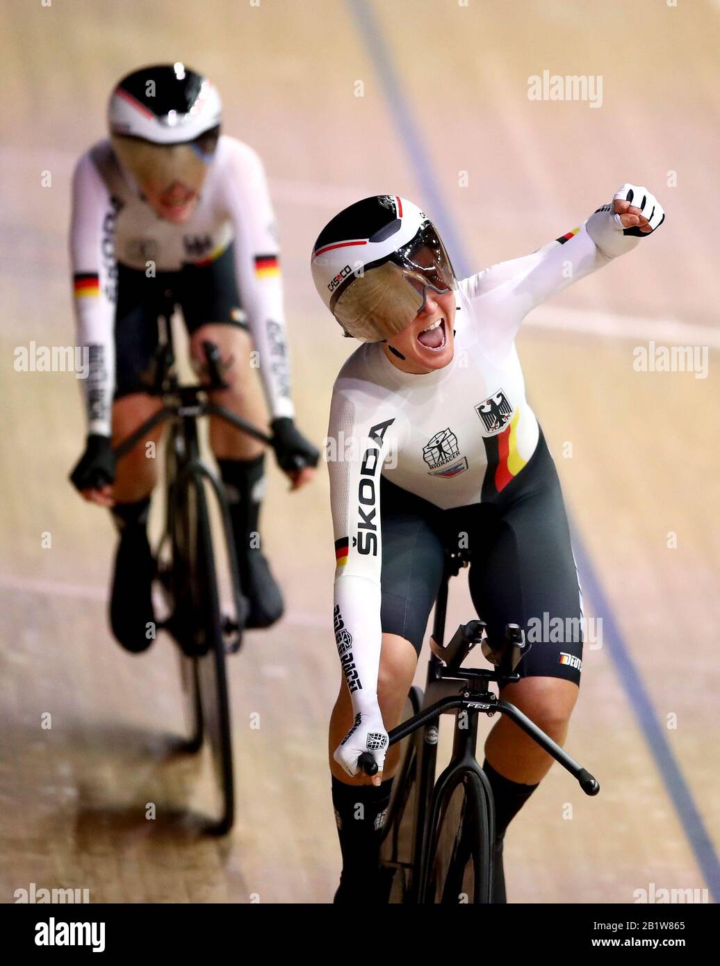 Die deutsche Lisa Brennauer feiert am zweiten Tag der Radweltmeisterschaften 2020 im Velodrom, Berlin, Bronze in der Mannschaftsverfolgung Der Frauen. Stockfoto