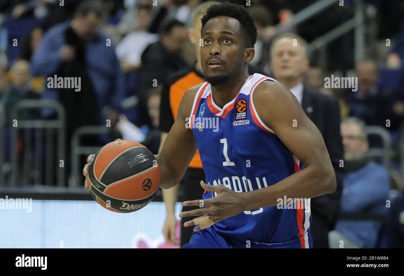 Berlin, Deutschland. Februar 2020. Basketball: Euroleague, Alba Berlin - Anadolu Efes Istanbul, Hauptrunde, 26. Spieltag, Mercedes-Benz Arena. Rodrigue Beaubois aus Efes Istanbul spielt den Ball. Kredit: Andreas Gora / dpa / Alamy Live News Stockfoto