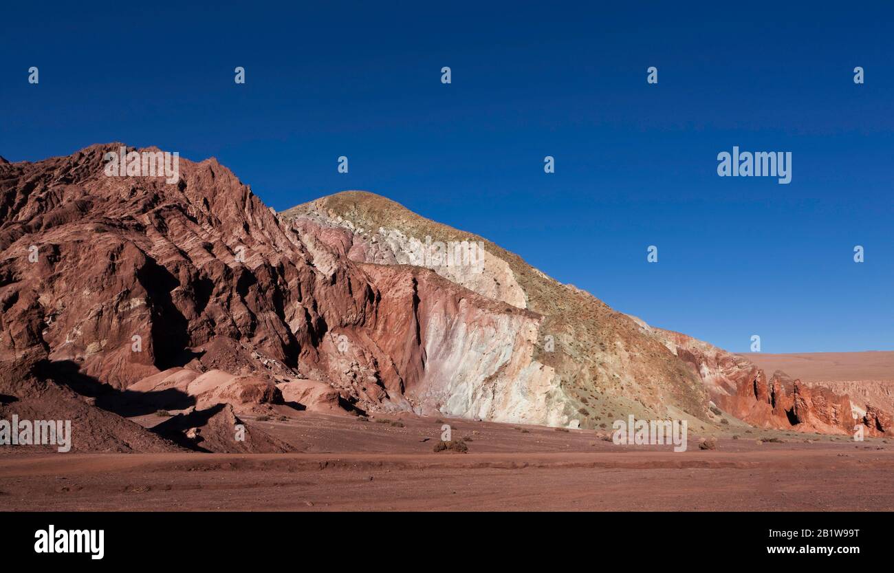 Valle del Arcoiris (Rainbow Valley), rote, weiße und grüne Streifen durch Mineralvorkommen, Altiplano, Atacama-Wüste, Antofagasta, Chile Stockfoto
