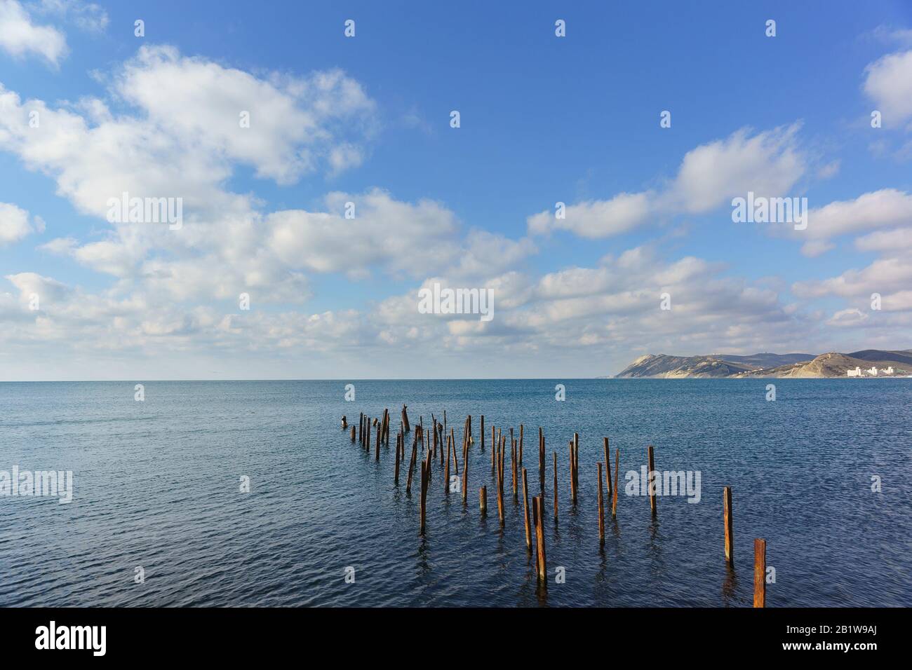 Die Überreste des zerstörten Piers im Meer. Russland, Krasnodar Krai, Dorf des großen Utrischs. Sonniger Tag Stockfoto