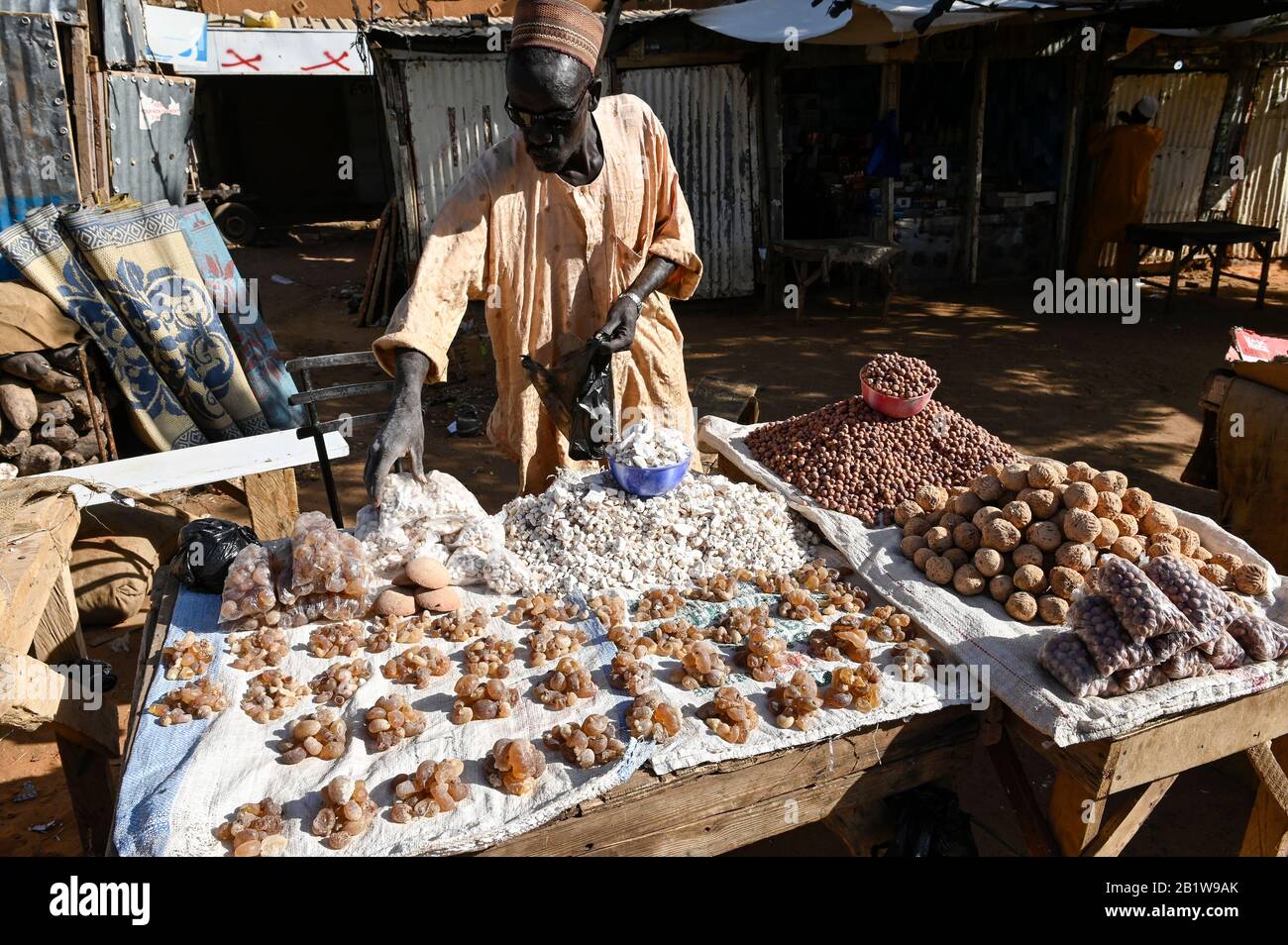NIGER, Niamey, Market, Baobab Fruit and arabic GUM, ein Baumharz aus Tree Acacia senegal, das in der Sahel-Region vorkommt und in der Lebensmittel- und Getränkeindustrie als Stabilisator für Coca Cola, Pepsi und andere verwendet wird; Mit der EU-E-Nummer E414, hat aber auch medizinische Anwendungen / Verkauf von weißer Baobab Frucht und Gummi arabicum, ein wichtiger Zusatzstoff E 414 für Lebensmittel- und Getränkeindustrie u.a. als Stabilisator in Coca Cola Stockfoto