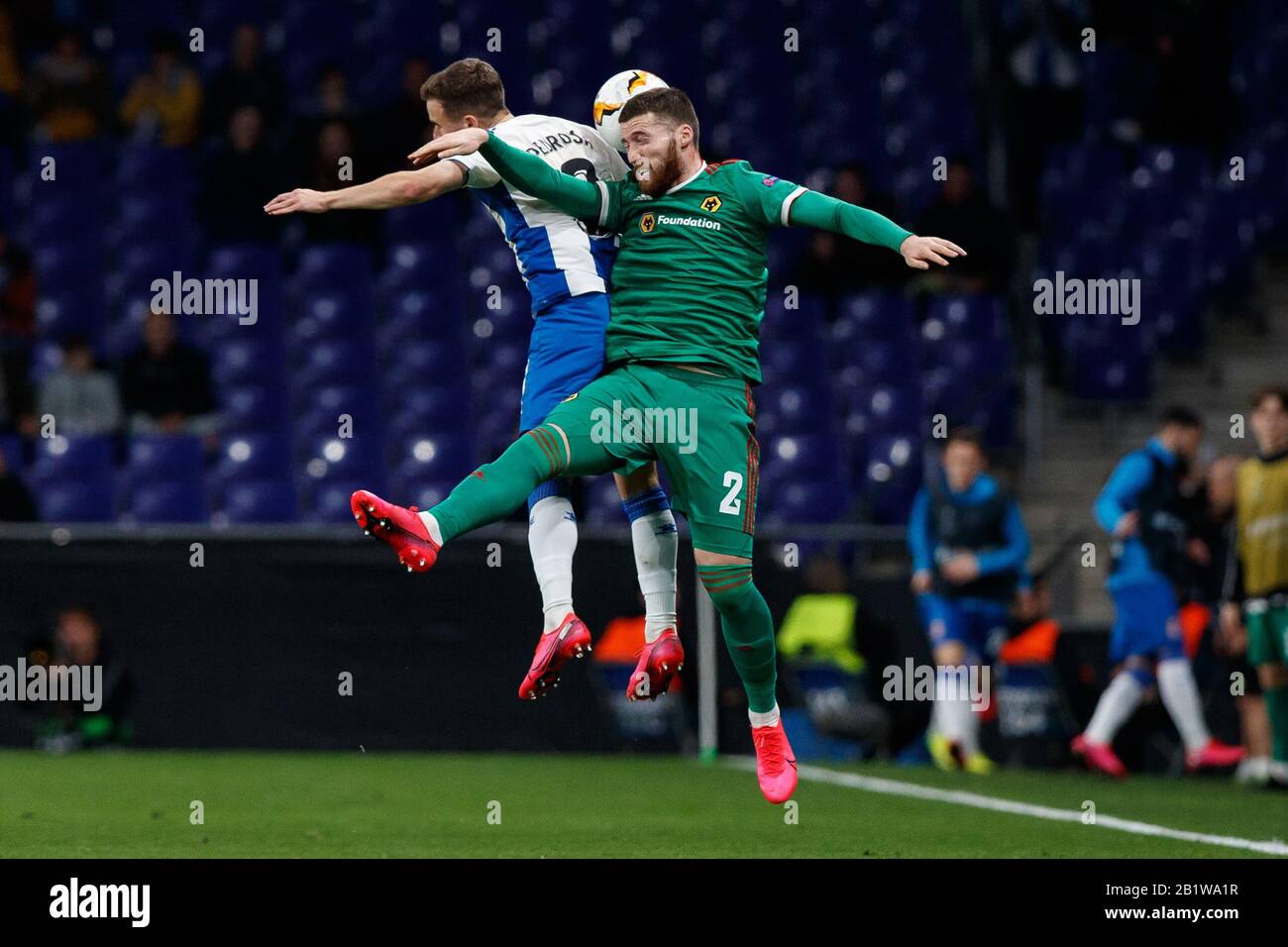 Barcelona, Spanien. Februar 2020. Matt Doherty von Wolverhampton Wanderers F.C im Einsatz mit Adra Pedrosa vom RCD Espanyol während der UEFA Europa League Runde 32 Spiele im zweiten Durchgang zwischen RCD Espanyol und Wolverhampton Wanderers im RCD Stadium am 27. Februar 2020 in Barcelona, Spanien. Kredit: Dax Images / Alamy Live News Stockfoto