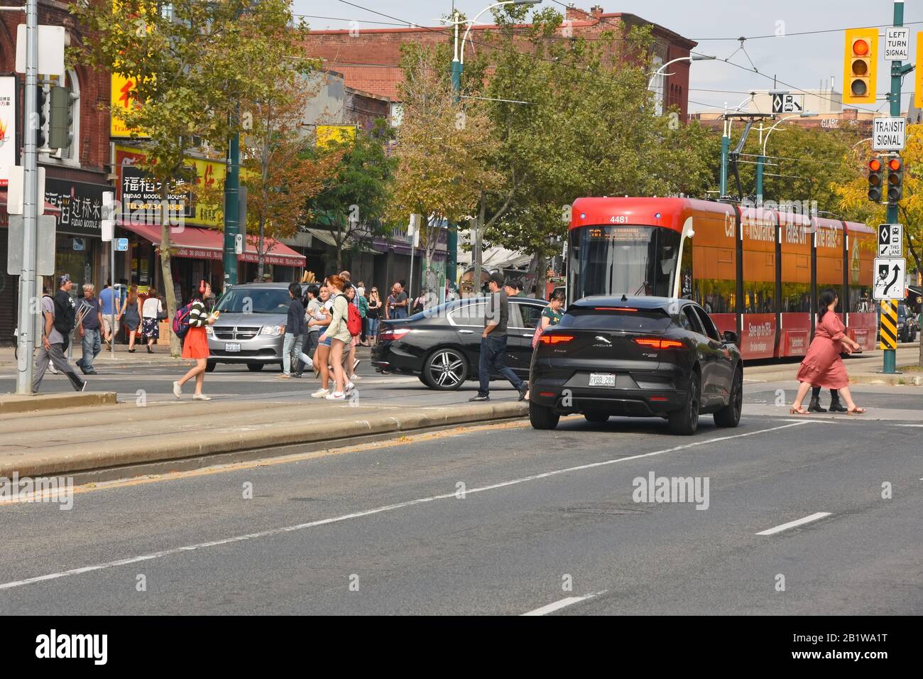 Verkehr in Toronto Chinatown, Spadina Avenue Stockfoto