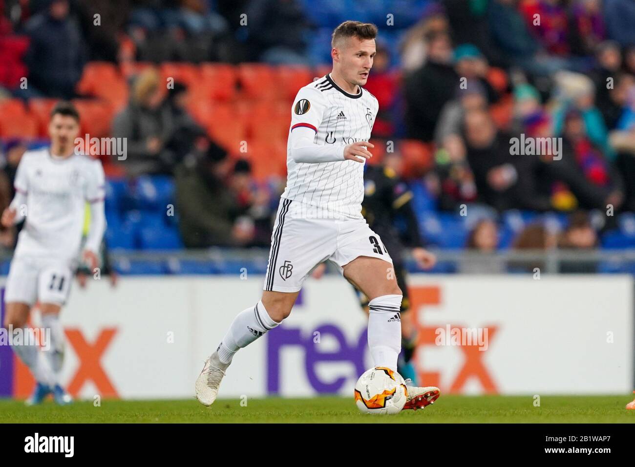 BASEL. SCHWEIZ. 27. Februar: Taulant Xhaka (Basel) beim Europa-League-Spiel zwischen dem FC Basel 1893 und dem Apoel FC im St. Jakob Park in Basel, Schweiz im Einsatz. (Foto von Daniela Porcelli/SPP) Stockfoto