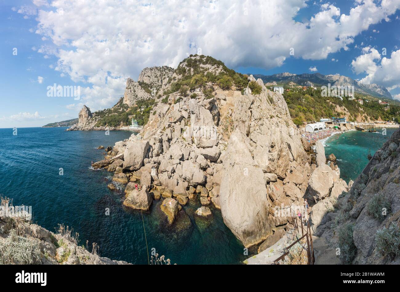 Rockpan in Simeiz. Krim, Russland Das schwarze Meer. Frühherbst, das Ende der Ferienzeit. Stockfoto
