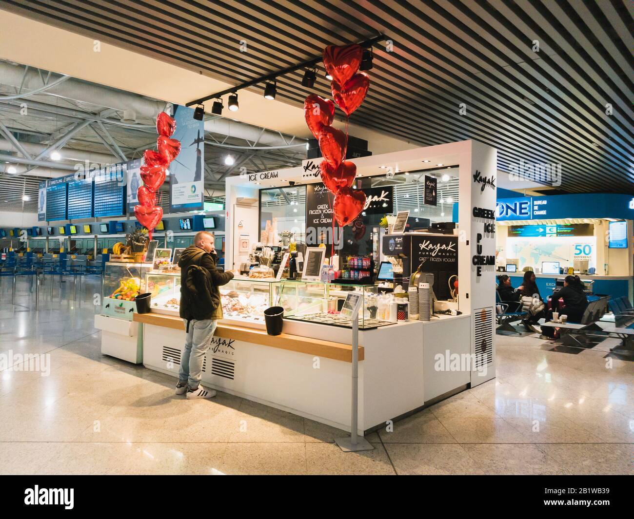 Athen, Griechenland - Februar, 11 2020: Ein Passagier, der im Kayak Pure Magic greek Tiefkühljoghurt und Eiscafé im Hauptterminal von bestellt Stockfoto