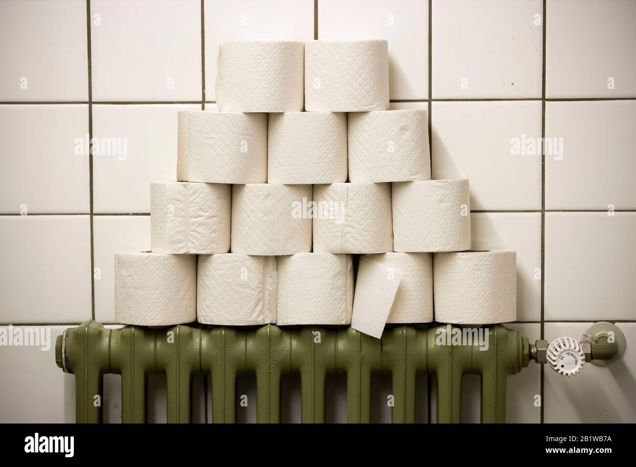 Toilettenpapierrollen, die auf einem Kühler in einer öffentlichen toilette gestapelt sind Stockfoto Toilettenpapierrollen, die auf einem Kühler in einer öffentlichen toilette gestapelt sind Stockfoto