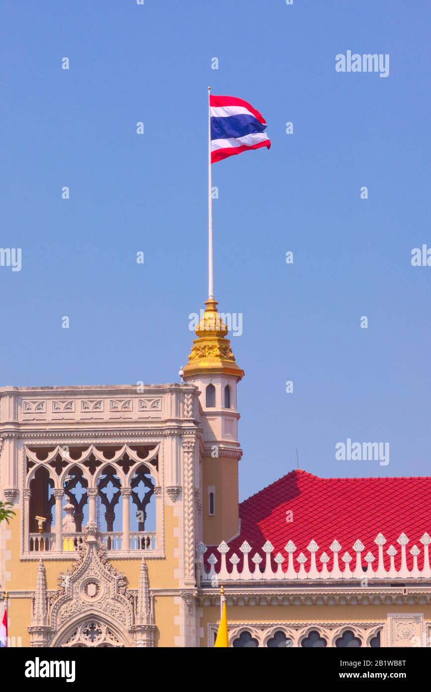 Flagge Thailands schwenkt auf dem Regierungshaus von Thailand in Bangkok. Stockfoto