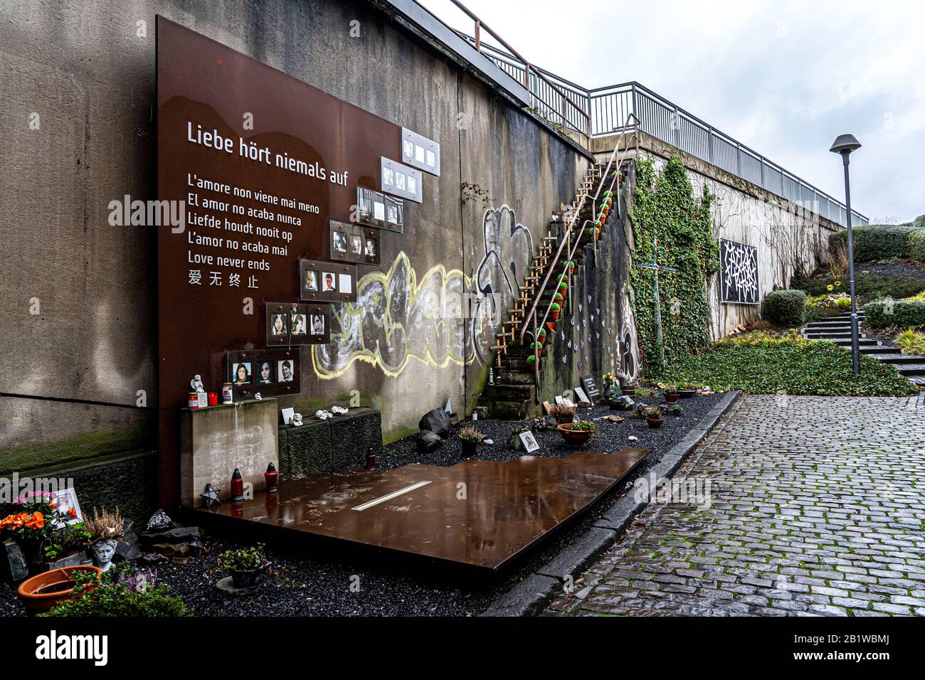 Denkmal für die Opfer der Loveparade-Katastrophe, 24. Juni 2010, bei der 21 Menschen starben und über 500 schwer verletzt wurden, am Standort Th Stockfoto
