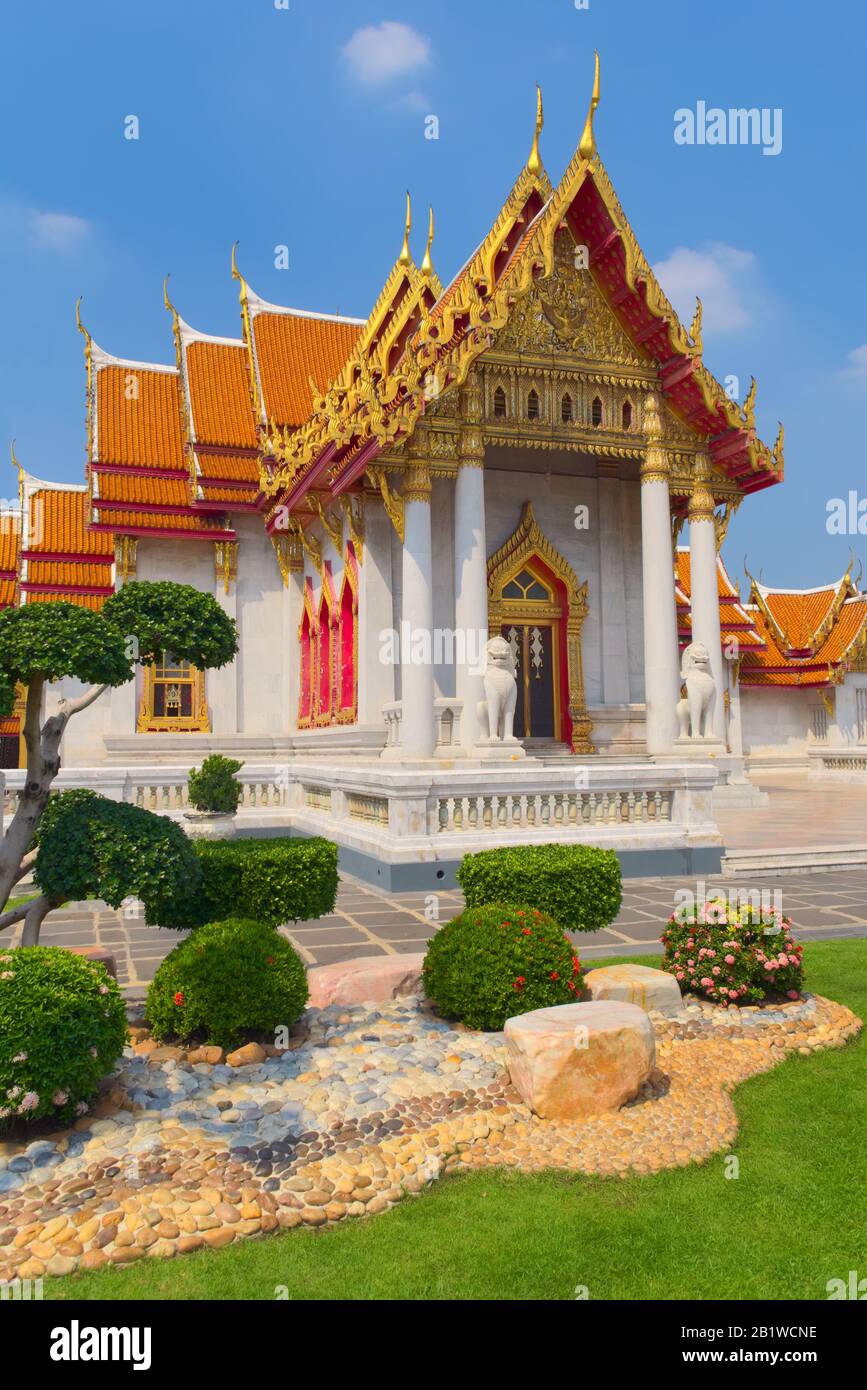Tempel des Wat Benchamabophit, in Bangkok, Thailand, auch bekannt als Marmortempel. Seitenansicht vorne. Stockfoto
