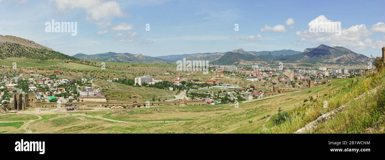 Panorama von Sudak und der mittelalterlichen Festung Genuese. Sommertag. Krim, Russland Stockfoto