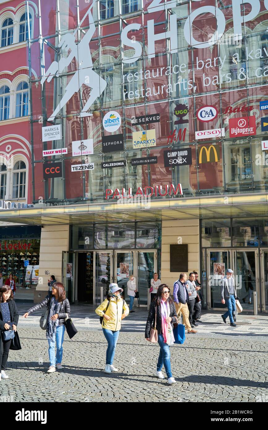 Touristen vor der beliebten Mall Palladium im Zentrum von Prag. Es ist eines der größten Einkaufszentren in Tschechien. Stockfoto