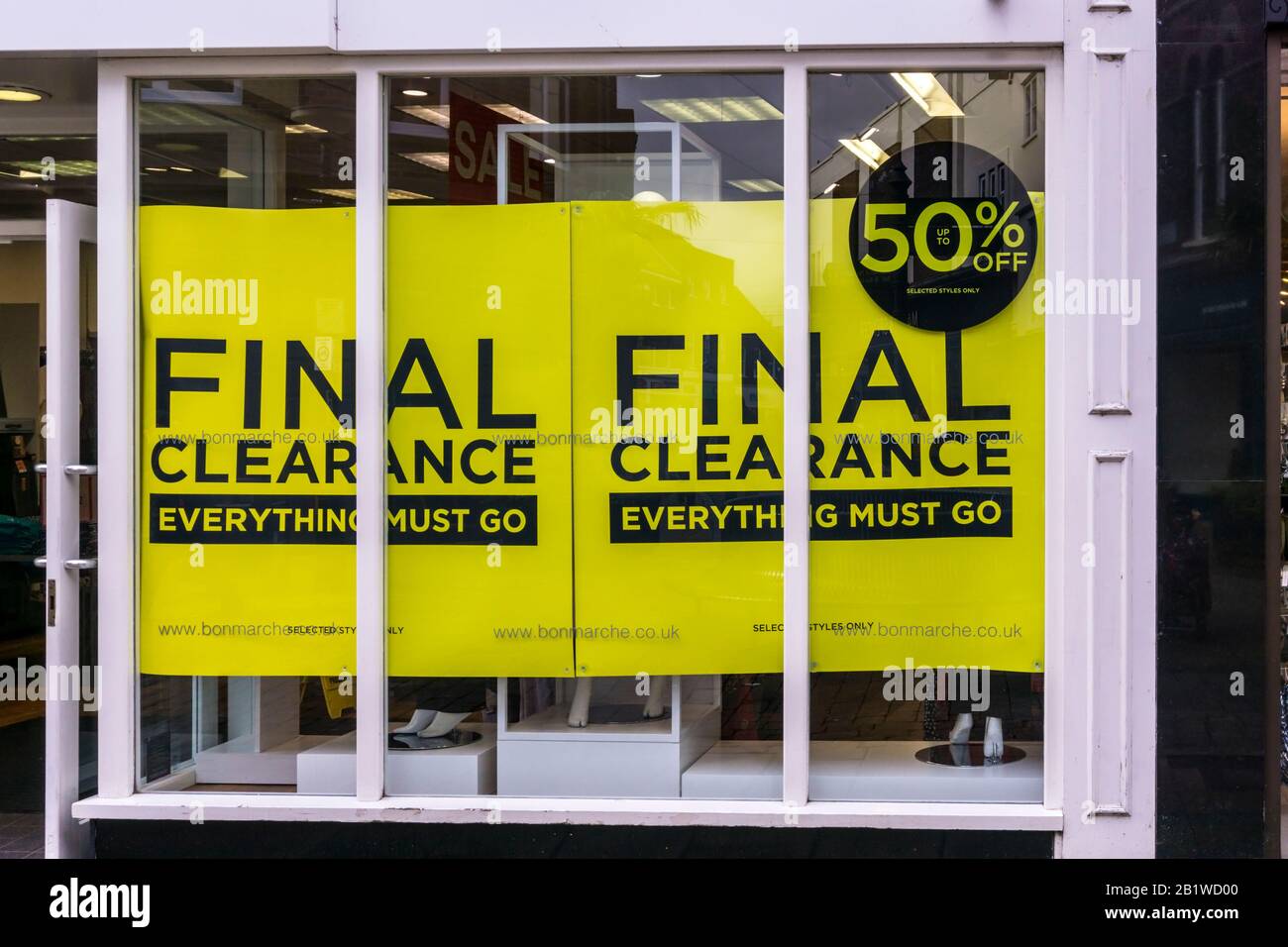 Plakatwerbung Abschließende Freigabe Schlussverkauf im Fenster von Bon Marche in King's Lynn High Street. Stockfoto