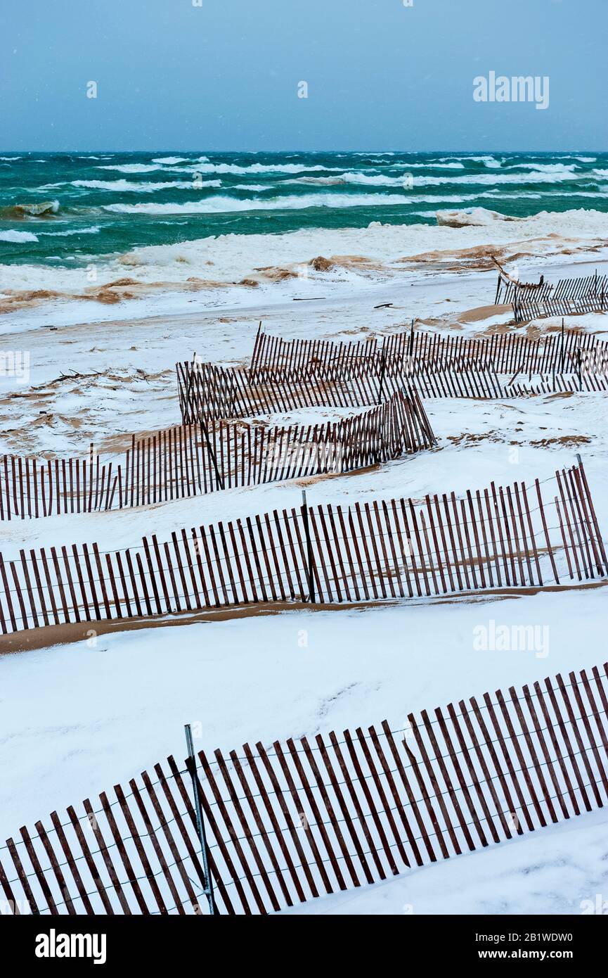 Ludington State Park, Schneestäune in der Nähe des Beachhouse am Michigansee im Winter, Michigan, USA. Stockfoto