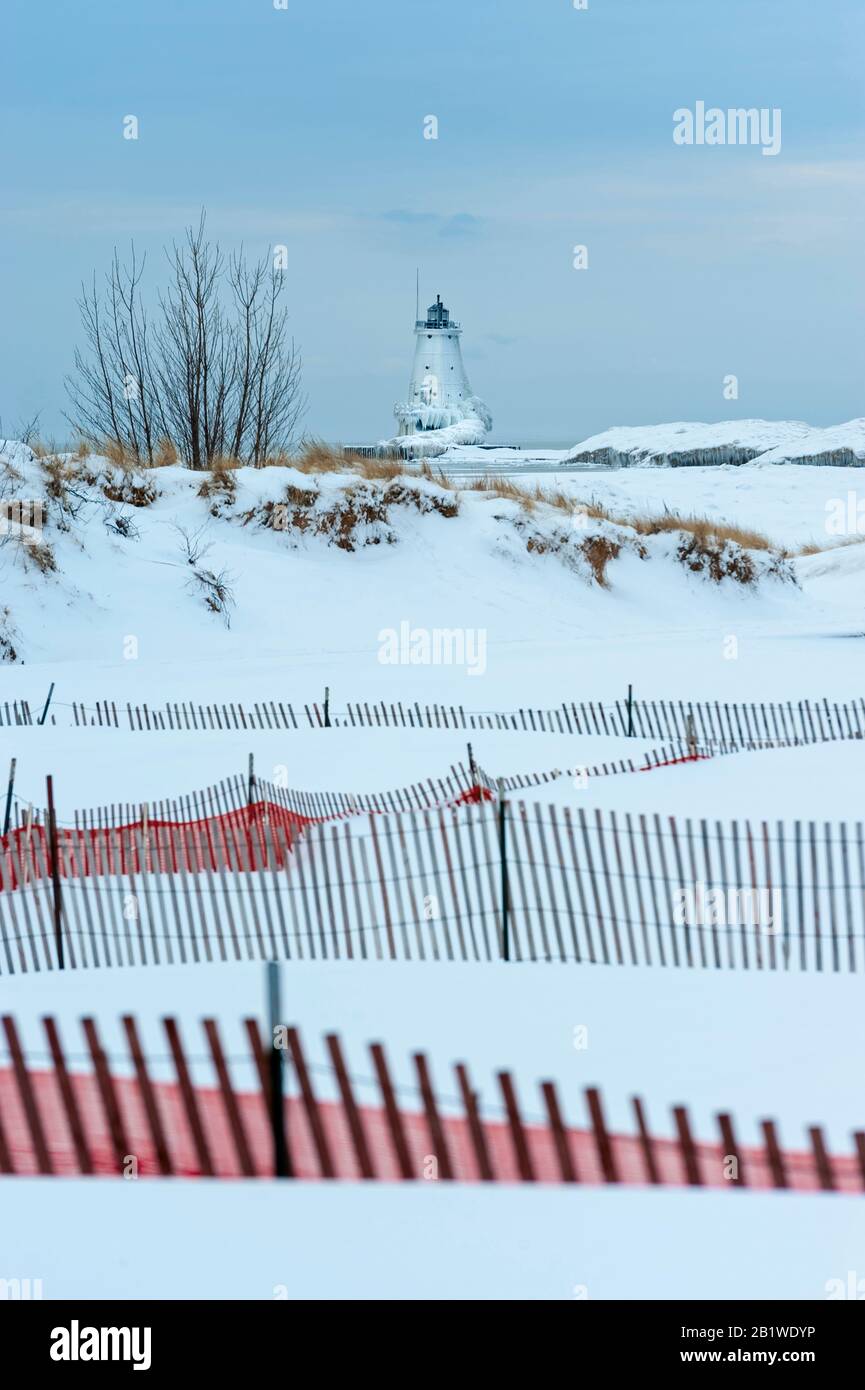 Mittlerer Winterblick auf den Leuchtturm der Nordbruchwand in Ludington, Michigan, USA Stockfoto