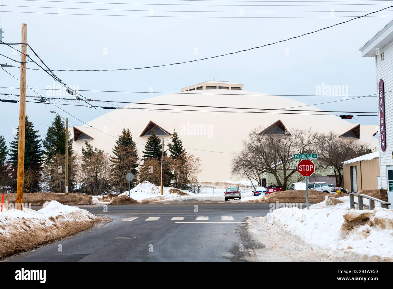 Rückseite des Superior Dome auf dem Campus der Northern Michigan University in Marquette, Michigan, USA. Im Superior Dome befindet sich die Wildcat Stockfoto