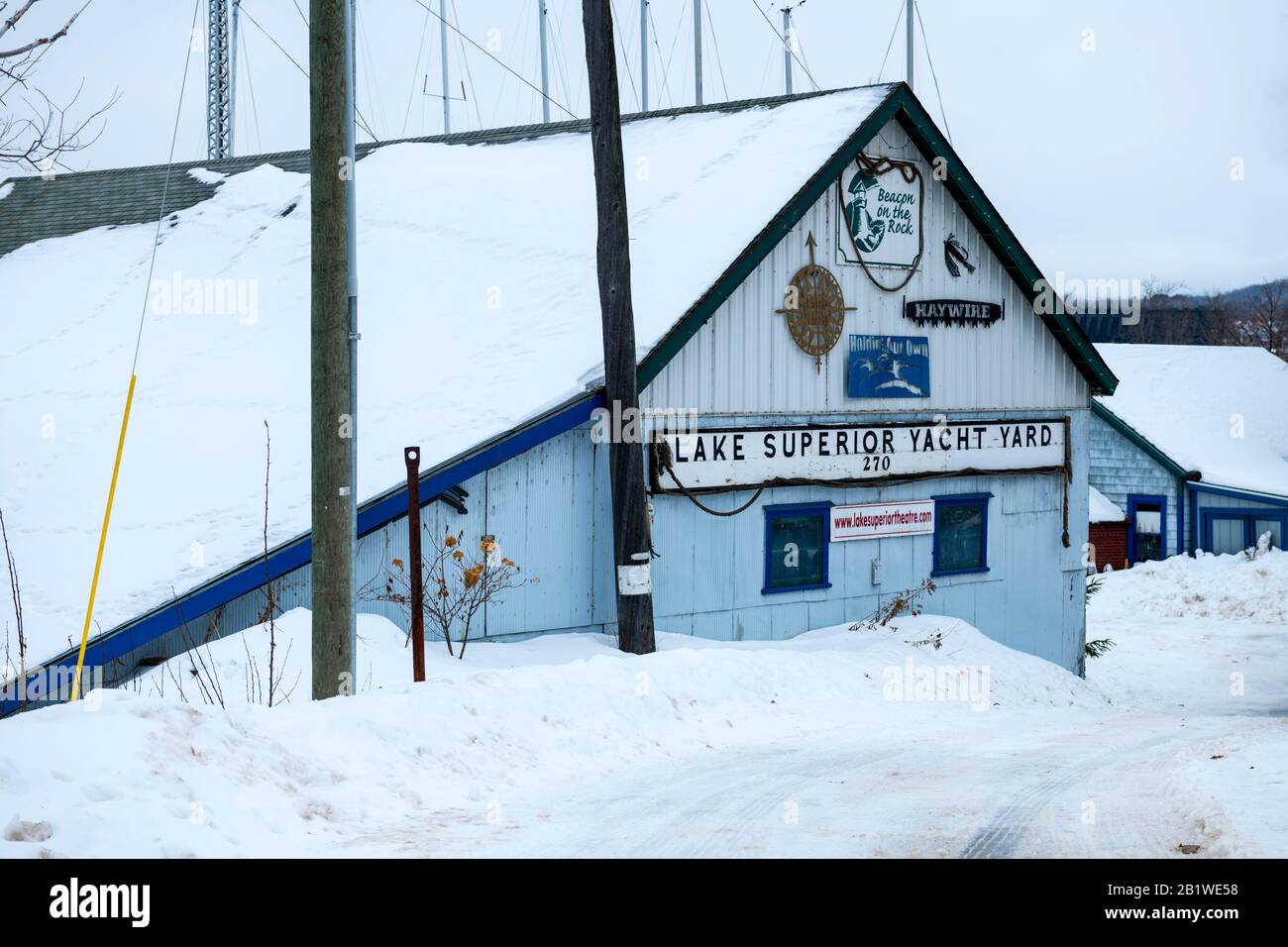 Der schneebedeckte Lake Superior Yacht Club in der Nähe der Innenstadt von Marquette, Michigan, USA. Stockfoto