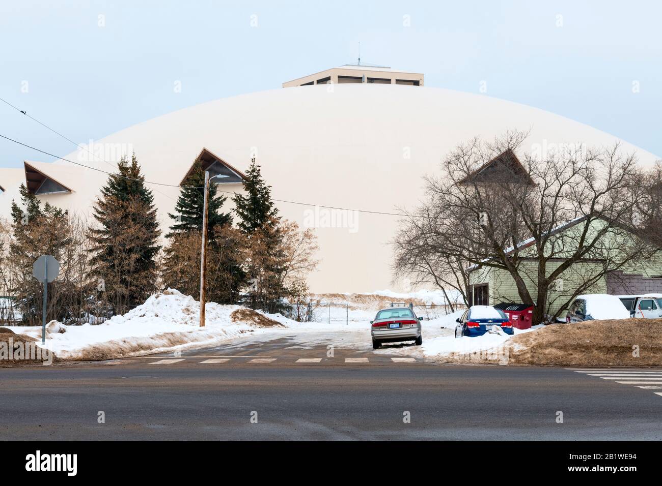 Rückseite des Superior Dome auf dem Campus der Northern Michigan University in Marquette, Michigan, USA. Im Superior Dome befindet sich die Wildcat Stockfoto