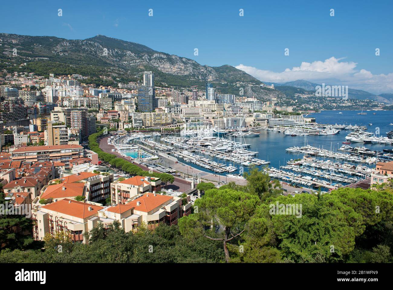 Fürstbistum Monaco - 31.08.2018: Panorama-Übersicht über Port Hercule und Monte-Carlo Stockfoto