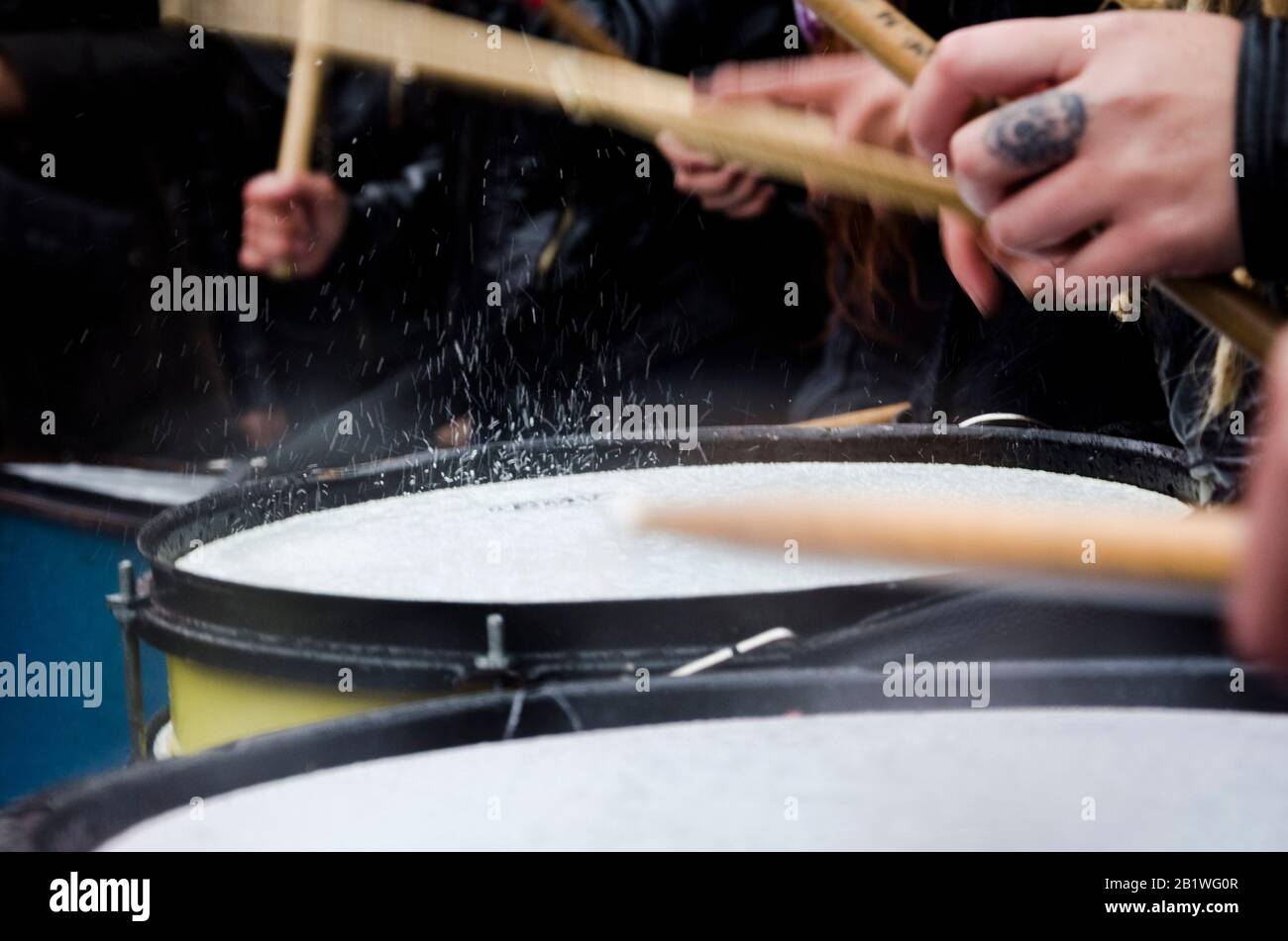 Capital Federal, Buenos Aires/Argentinien; 19. Oktober 2016: Drums Playing in the Rain, Detail of a Demonstration against gender violence, Black wednesday Stockfoto