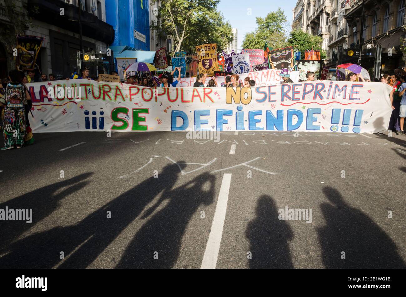 Buenos Aires/Argentinien; 2. Februar 2016: Sie drücken die Popkultur nicht zurück, Sie verteidigen sie. Kundgebung, nachdem Polizeikräfte ein Murga gewaltsam angegriffen hatten Stockfoto