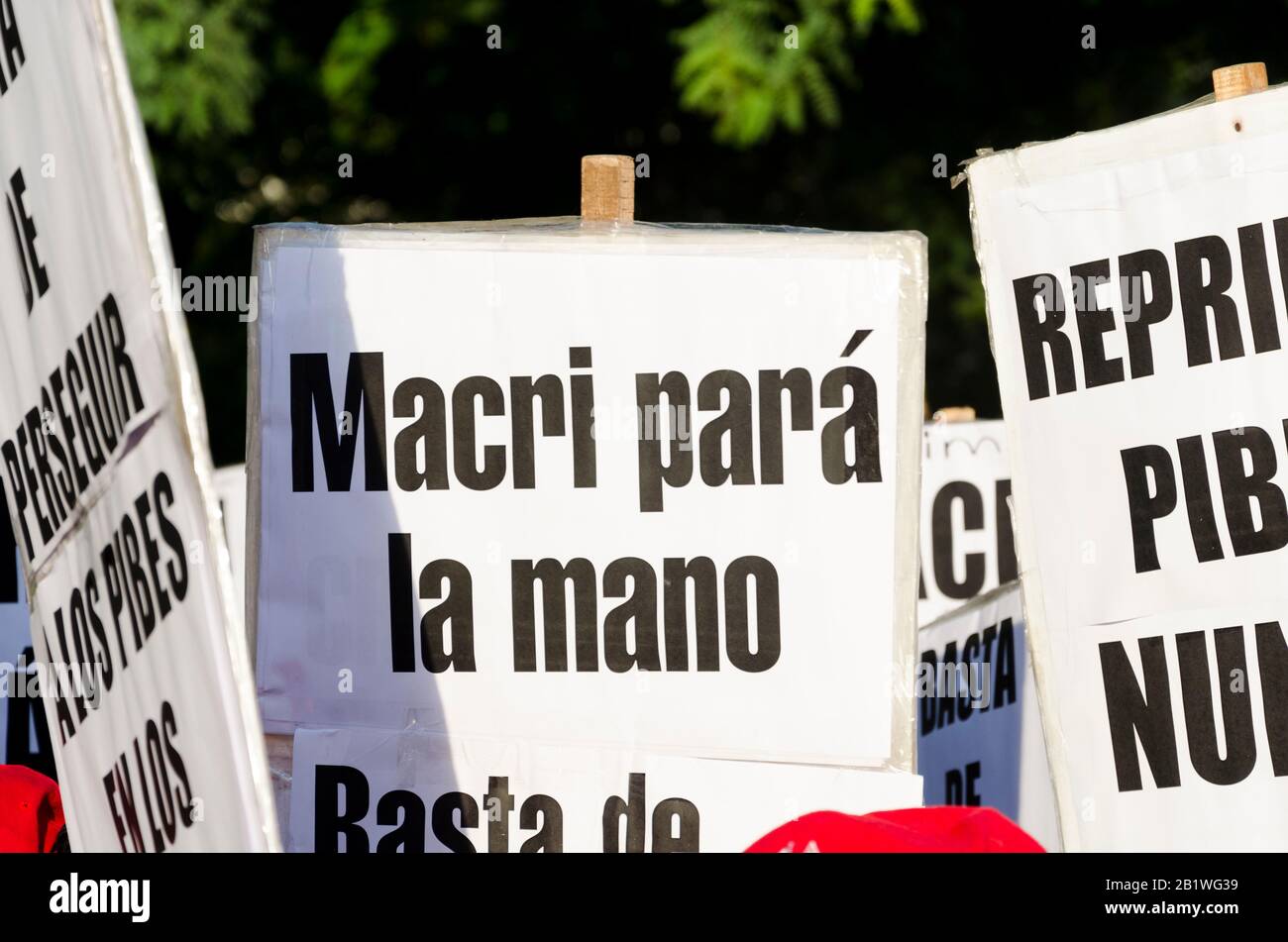 Capital Federal, Buenos Aires/Argentinien; 2. Februar 2016: Poster: Macri, STOP your Hand. Details eines massiven Protests gegen Polizeigewalt, der von unterstützt wird Stockfoto